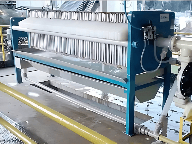 Filtro industrial do modelo prensa da Bomax em uma ind&uacute;stria