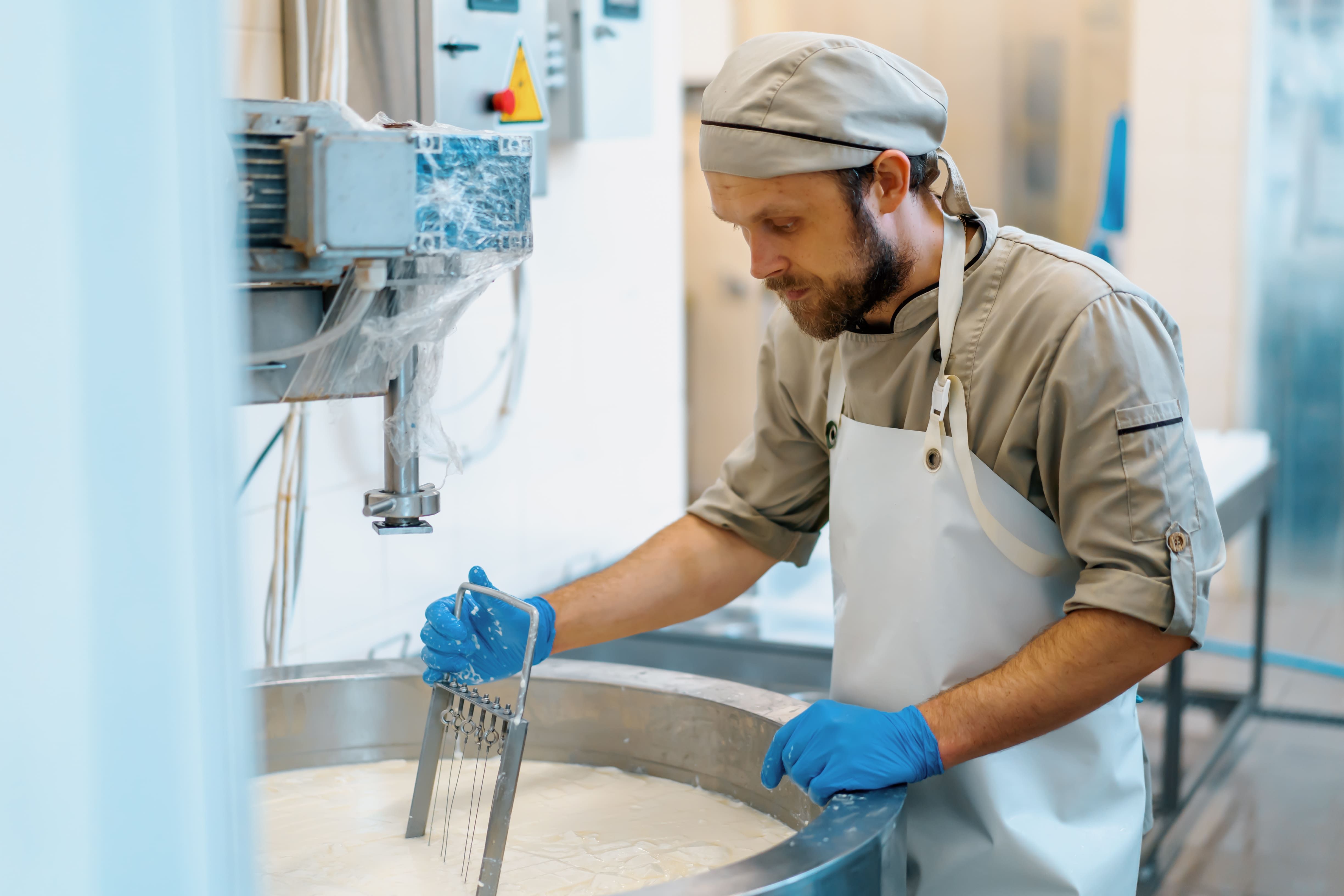 Profissional acompanhando um processo de mistura industrial, representando o controle do tempo de mistura e da homogeneidade dos lotes.