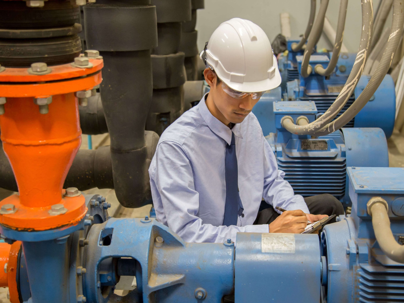 T&eacute;cnico aplicando automa&ccedil;&atilde;o em uma bomba centr&iacute;fuga da Bomax