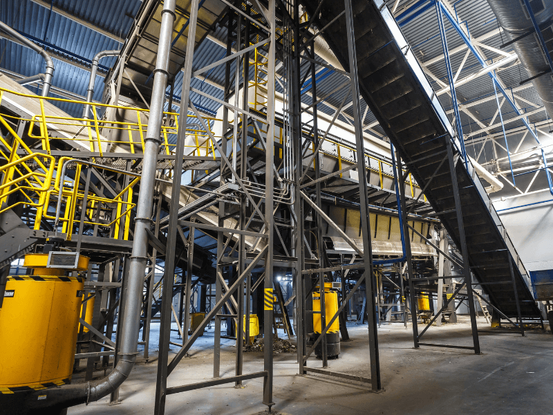 Plataformas industriais, canos e bombas centr&iacute;fugas em um galp&atilde;o industrial